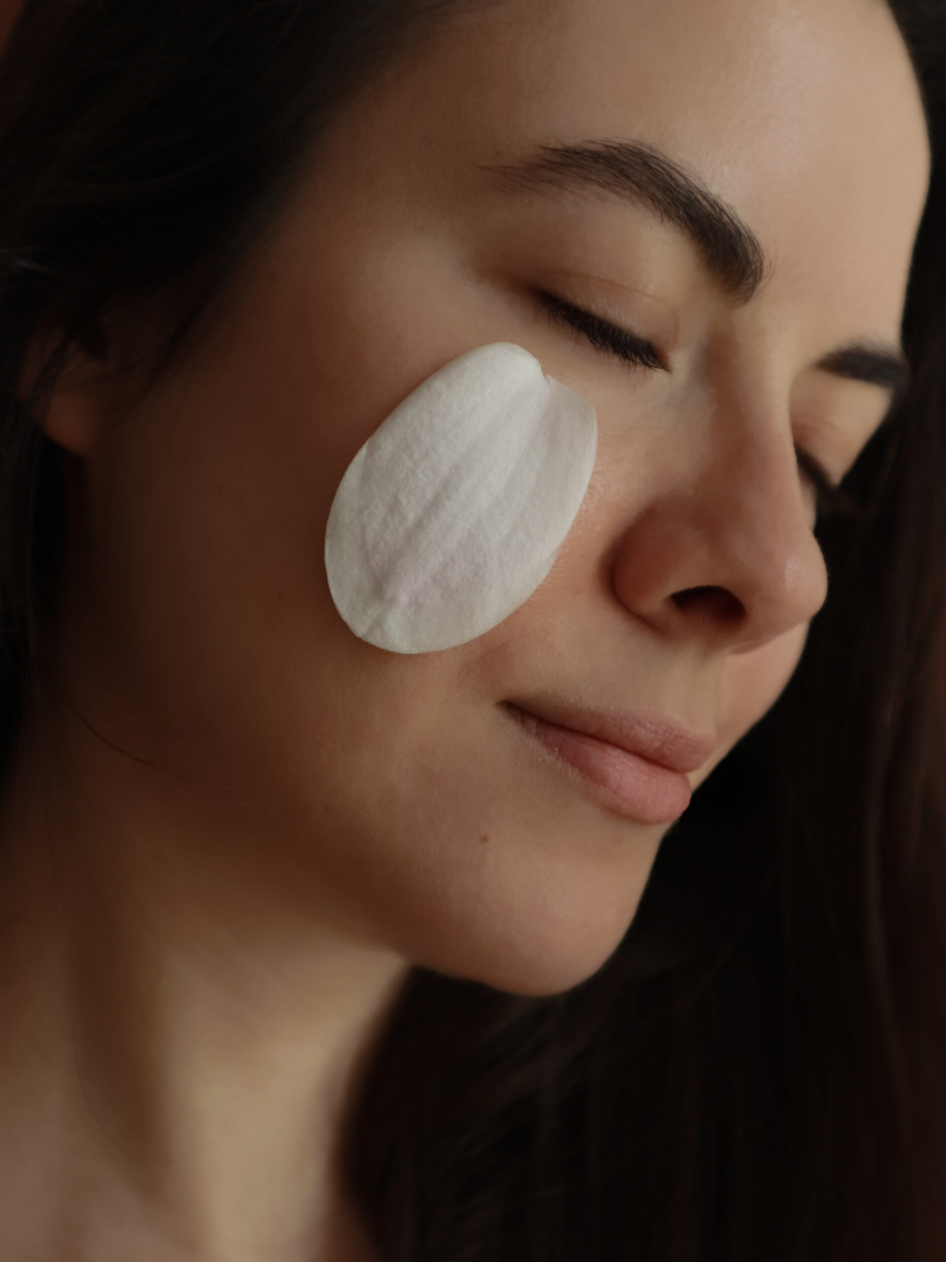 Skóra wrażliwa a&nbsp;bariera naskórkowa. Czy&nbsp;są&nbsp;od&nbsp;siebie zależne i&nbsp;jak o&nbsp;nie&nbsp;dbać?